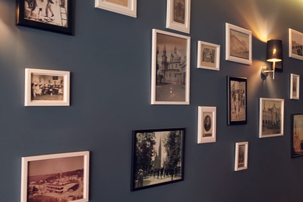prikaz porodičnih fotografija na plavom zidu